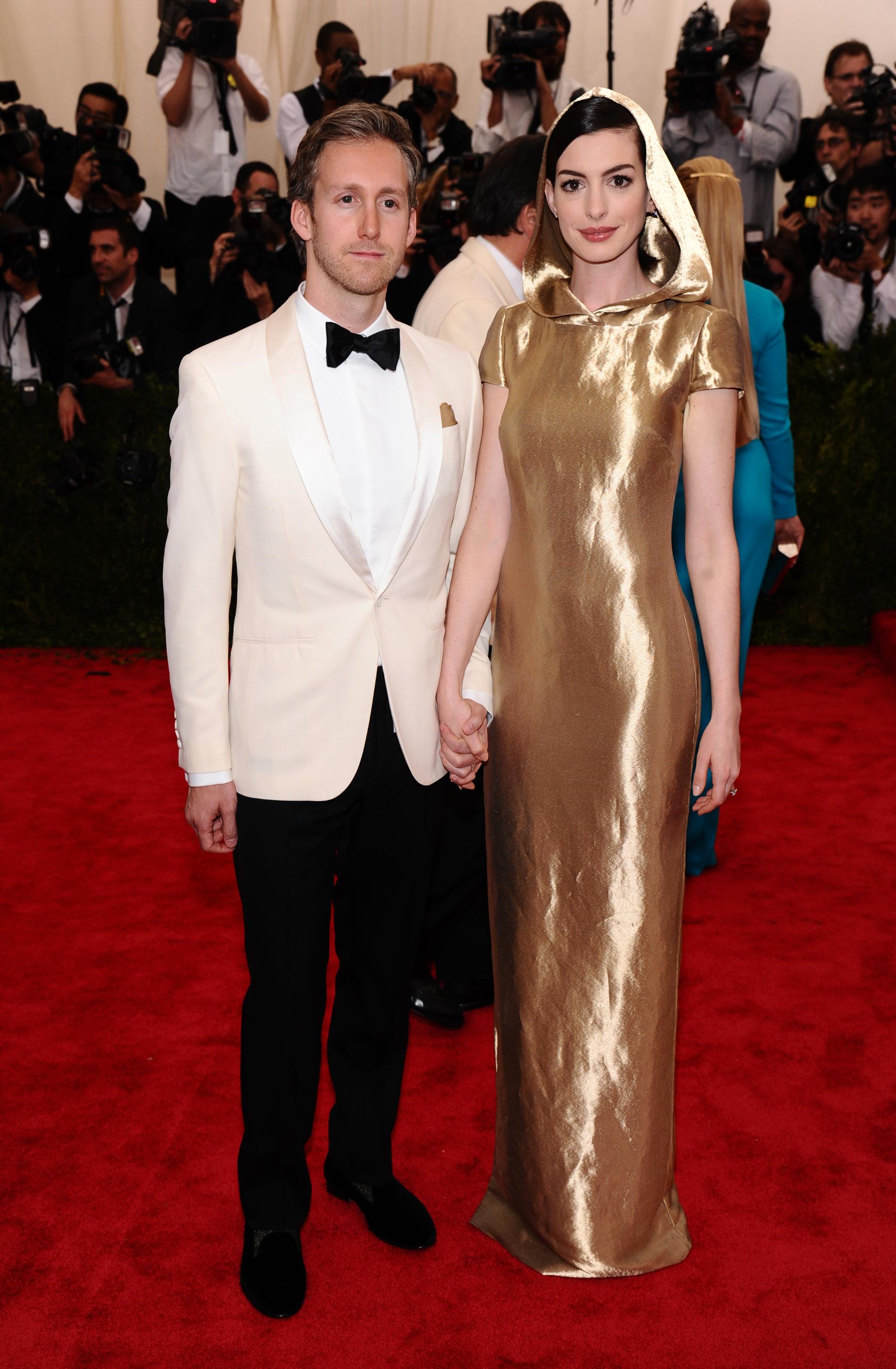 Adam Shulman och Anne Hathaway på årets MET-gala i New York.