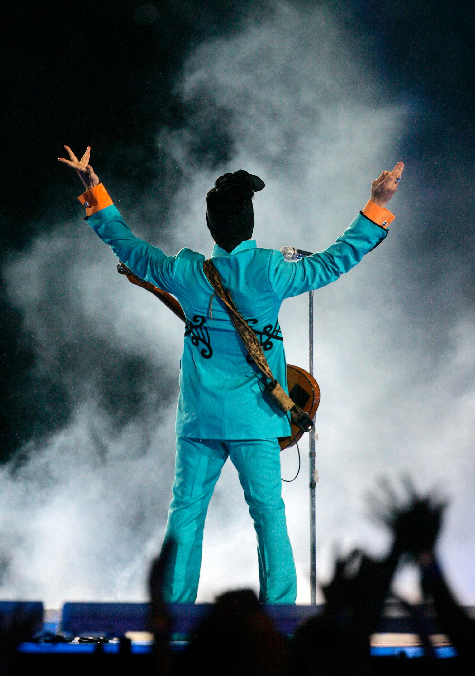 Prince under Super Bowl på Dolphin Stadium i Miami 2007.