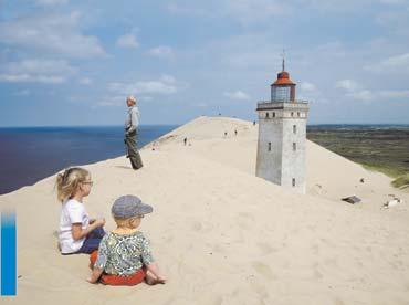 På ena sidan Skagerrak, på andra Kattegatt. Jättesandbanken Grenen lockar mängder av turister. Här är det sanden som formar landskapet   halva fyren Rjuberg knude har begravts under årens lopp.