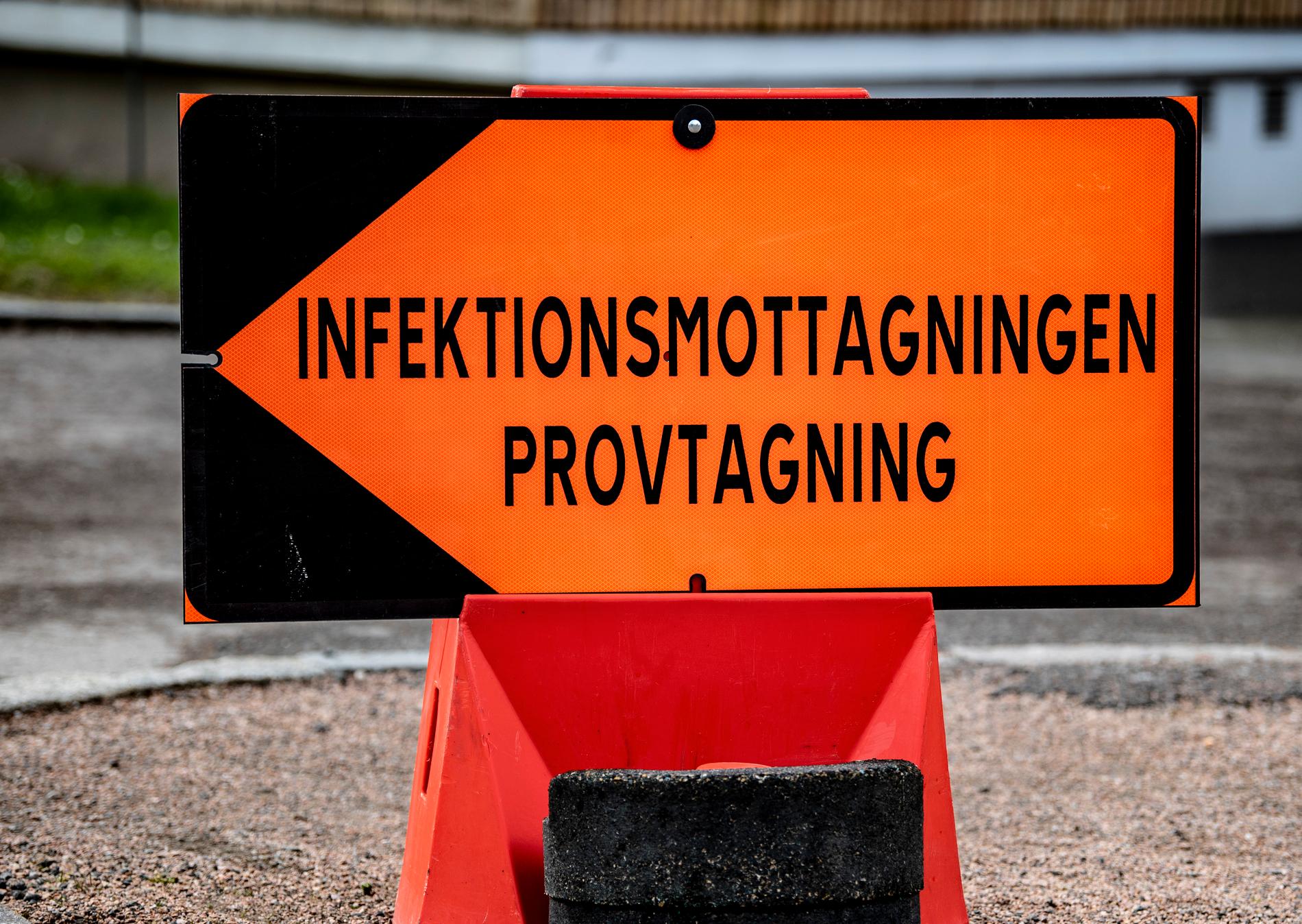 En skylt visar vägen till provtagningen utomhus på infektionsmottagningen på SUS i Malmö. Det krävs avtaled tid för att få komma dit. 