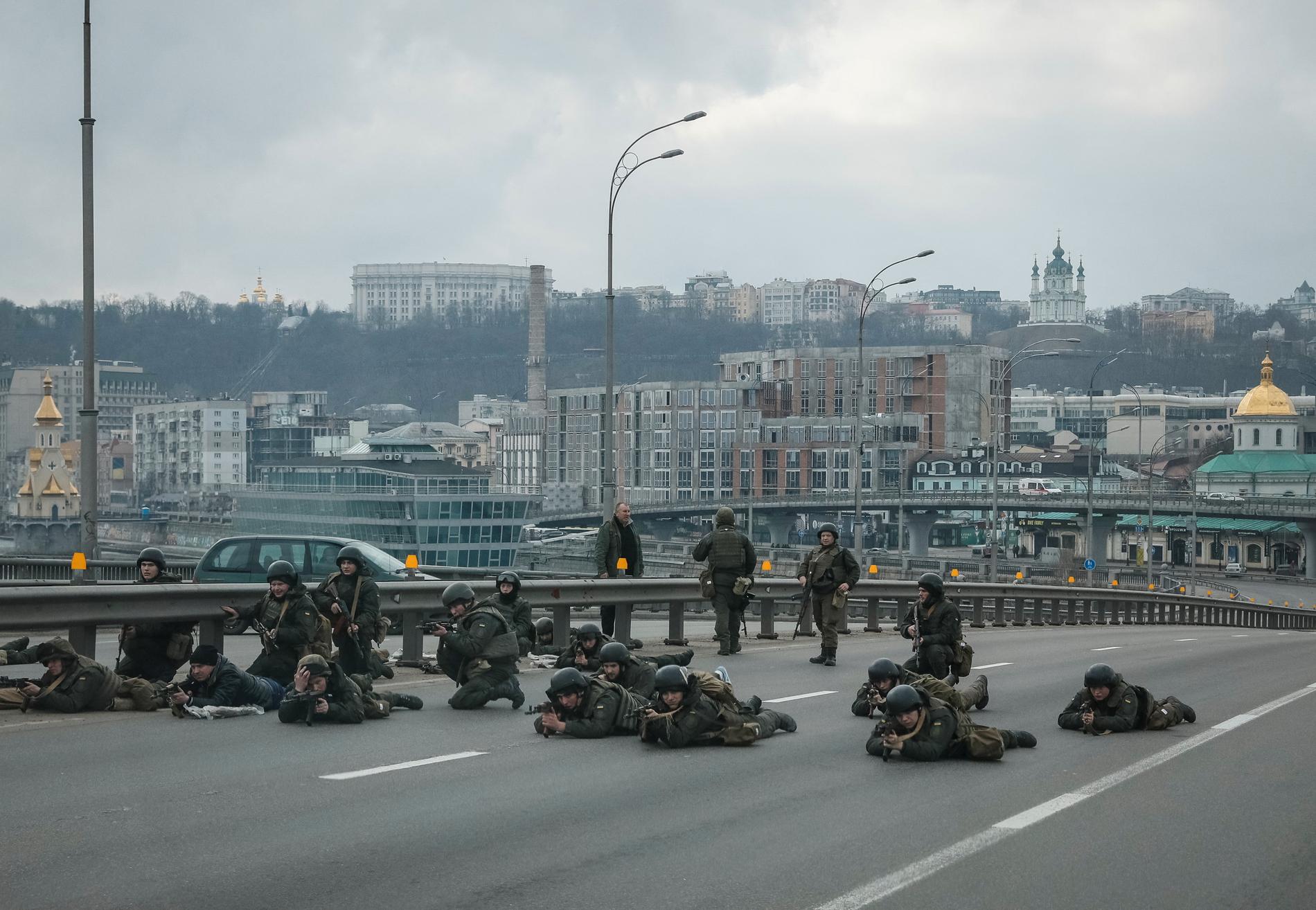 Ukrainska soldater på en bro i centrala Kiev. 