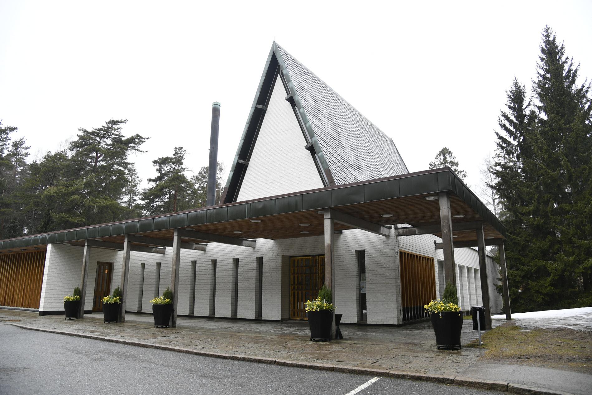 Det regnade över Silverdals kapell i Sollentuna under Kenneth Gärdestads begravning.
