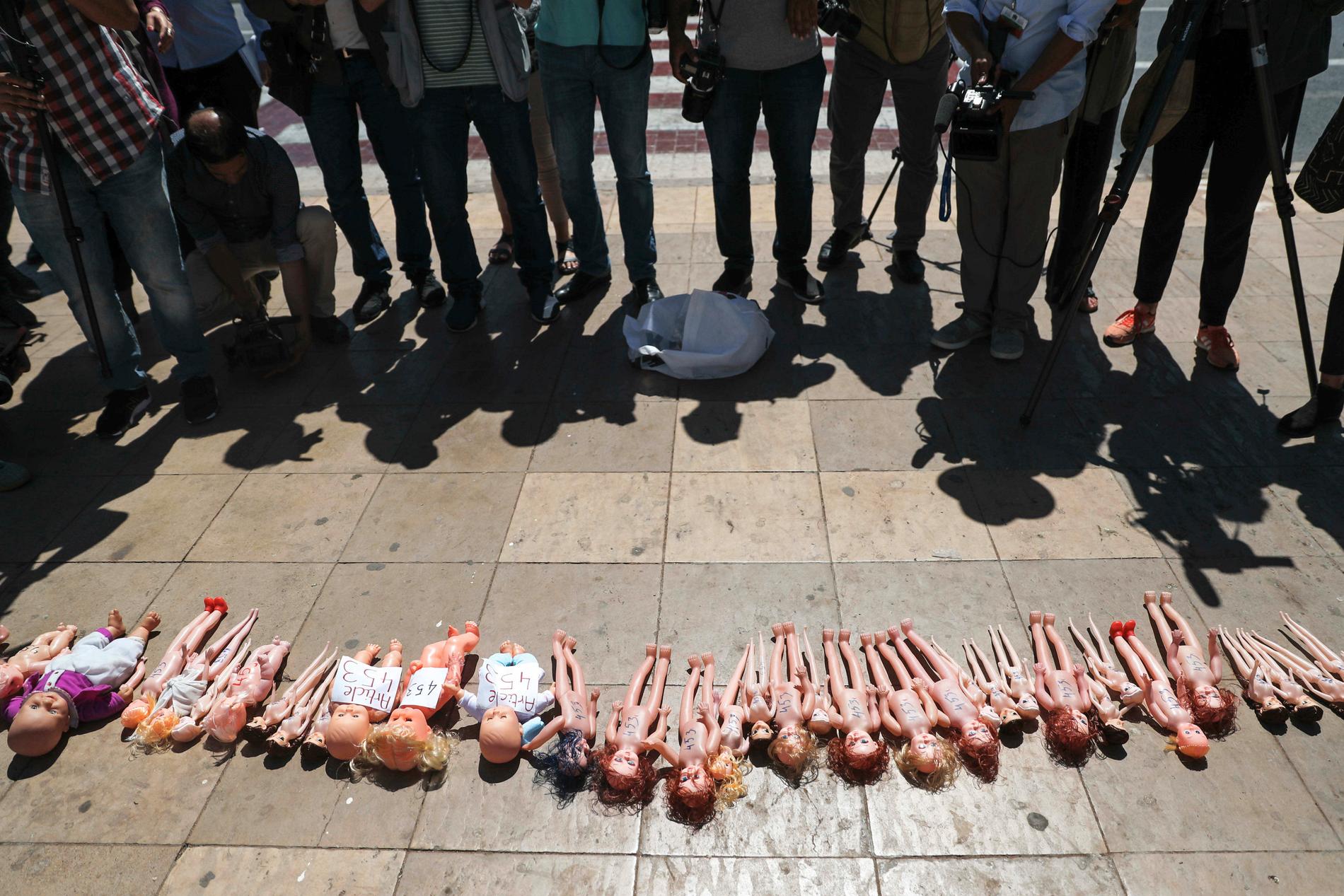 Dockor har lagts ut utanför parlamentet i Marockos huvudstad Rabat i protest mot landets abortlagar. Demonstranterna vill få igenom en lag som skyddar kvinnor från osäkra aborter. Bilden är från i juni i år.