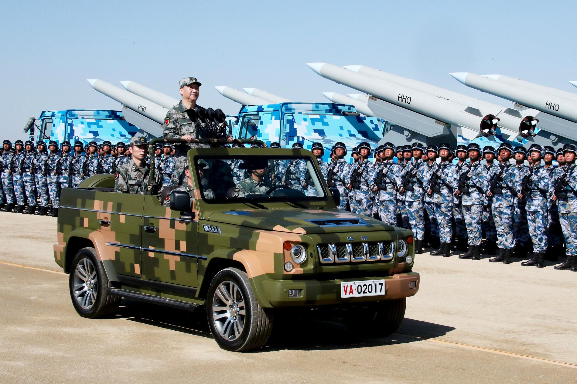 Kinas president Xi Jinping åker militärfordon. Arkivbild.