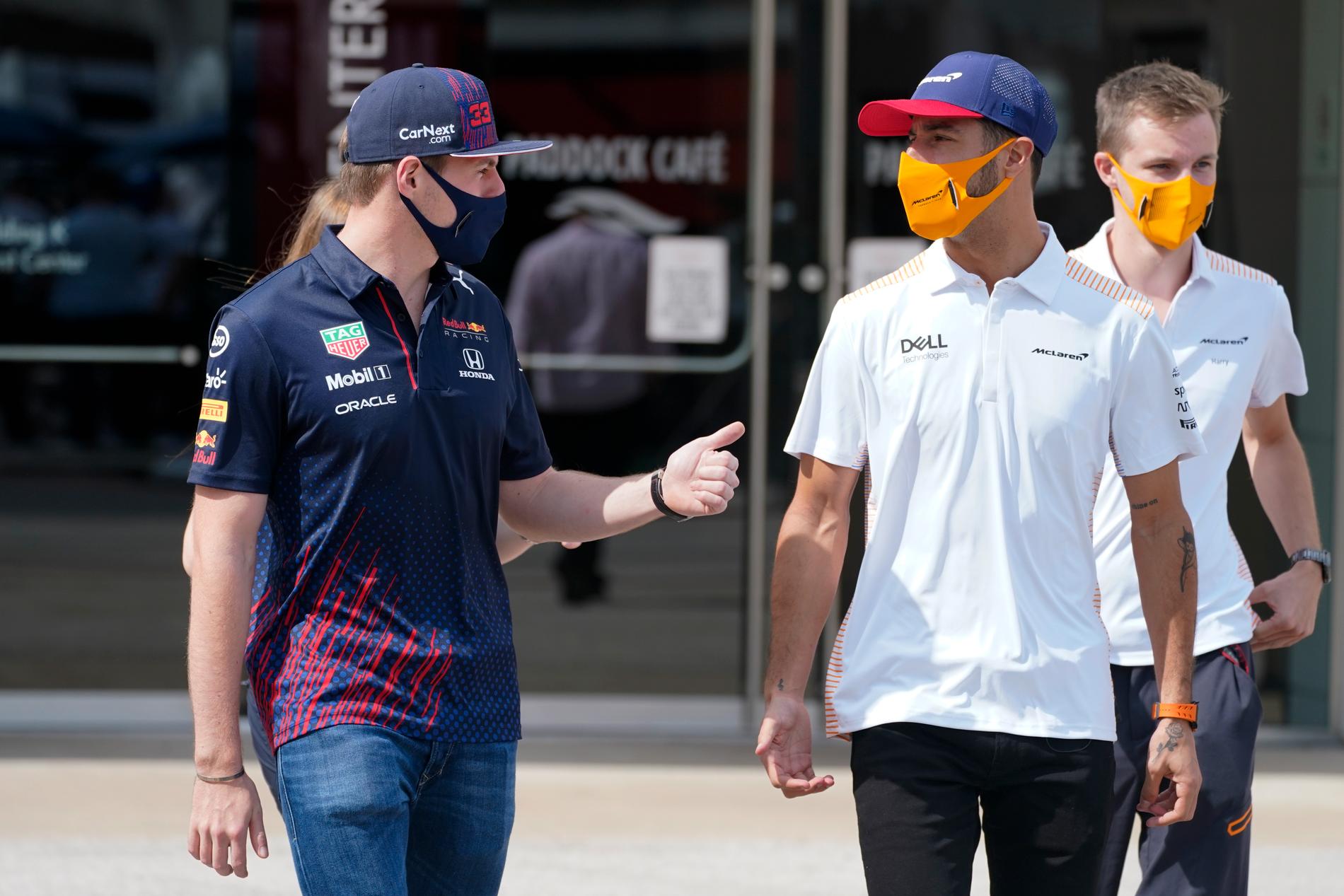 Daniel Ricciardo, till höger, här med förre stallkamraten Max Verstappen, kritiseras av tidigare chefen Christian Horner inför hemmaloppet i Melbourne. Arkivbild.