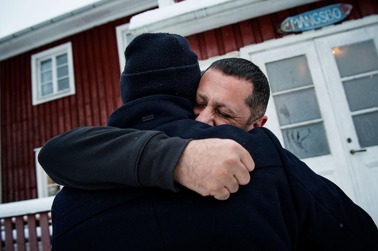 Samir kramar om Aftonbladets reporter Anders Johansson efter beskedet att han frias från mordet på sin styvmamma.