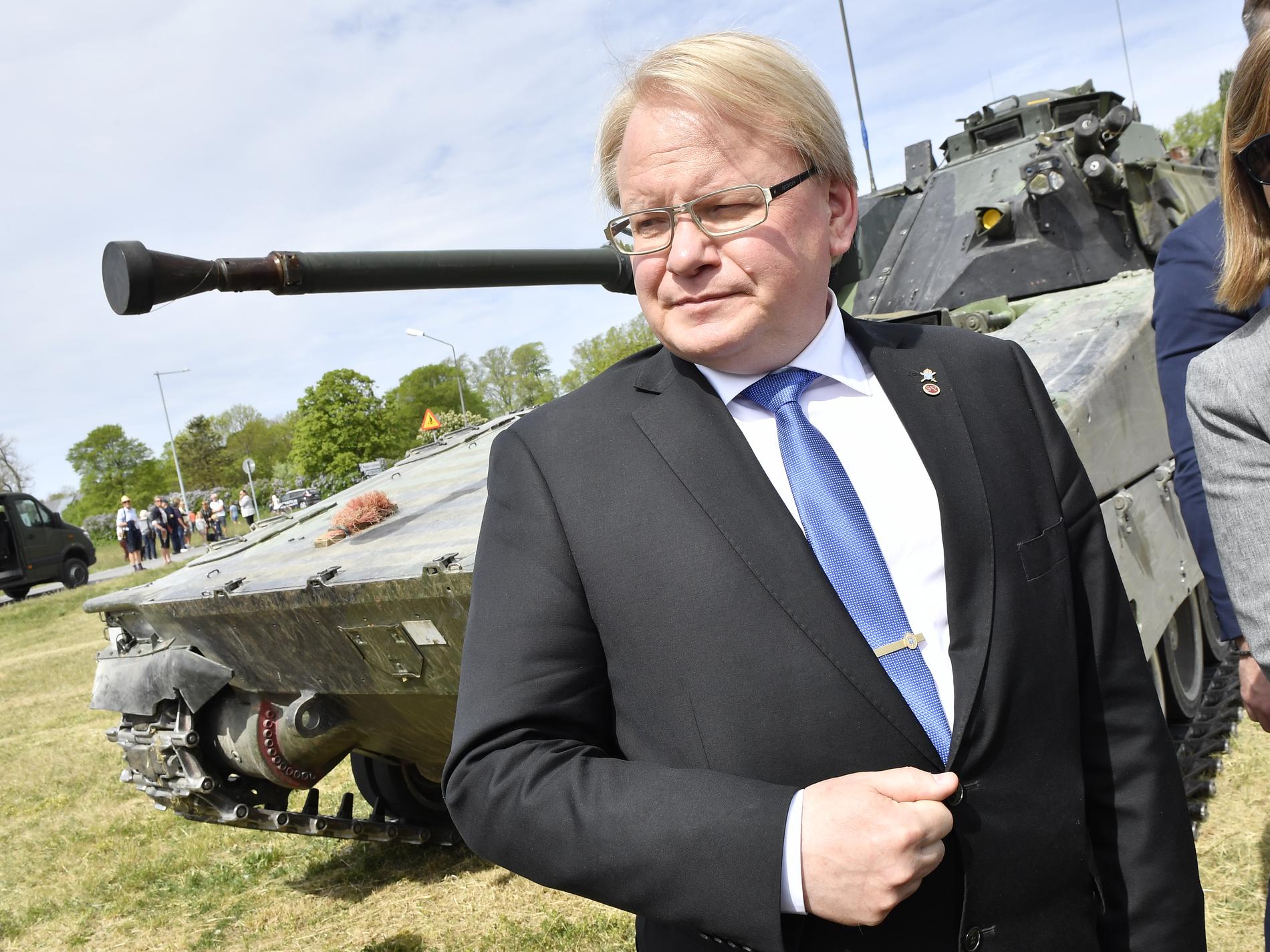 Försvarsminister Peter Hultqvist under invigningsceremonin för Gotlands regemente i maj. Arkivbild.