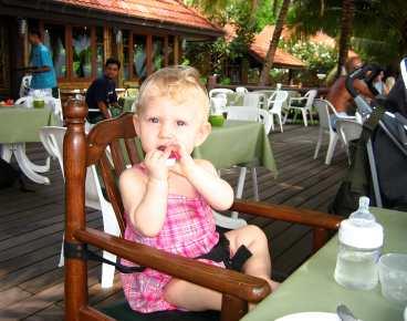 Barnstolar är sällsynta i Thailand. Den här, på hotellet i Cha-Am, verkar anpassad för lite större barn.