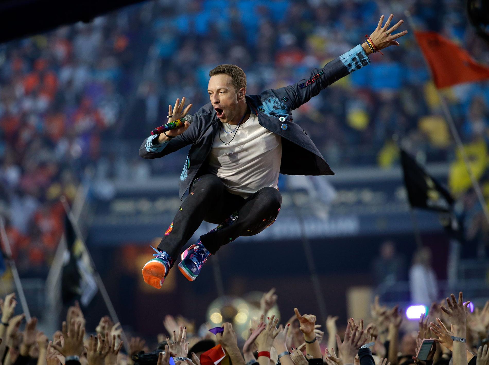 Chris Martin under Coldplays framträdande på Super bowl 2016.