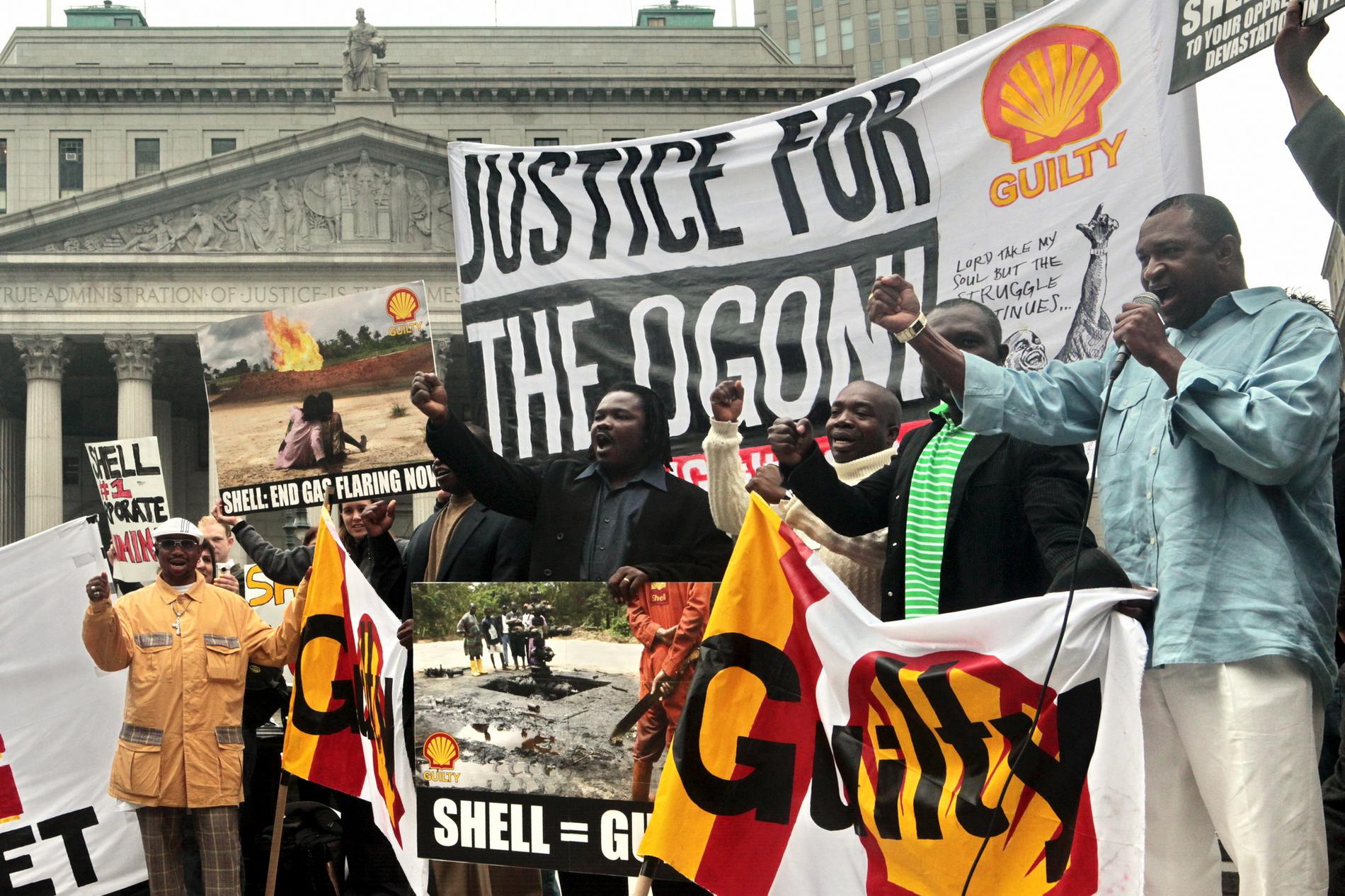 Shells verksamhet i Nigeria väckte stora proteströrelser i hela världen. Här i New York, 2009.