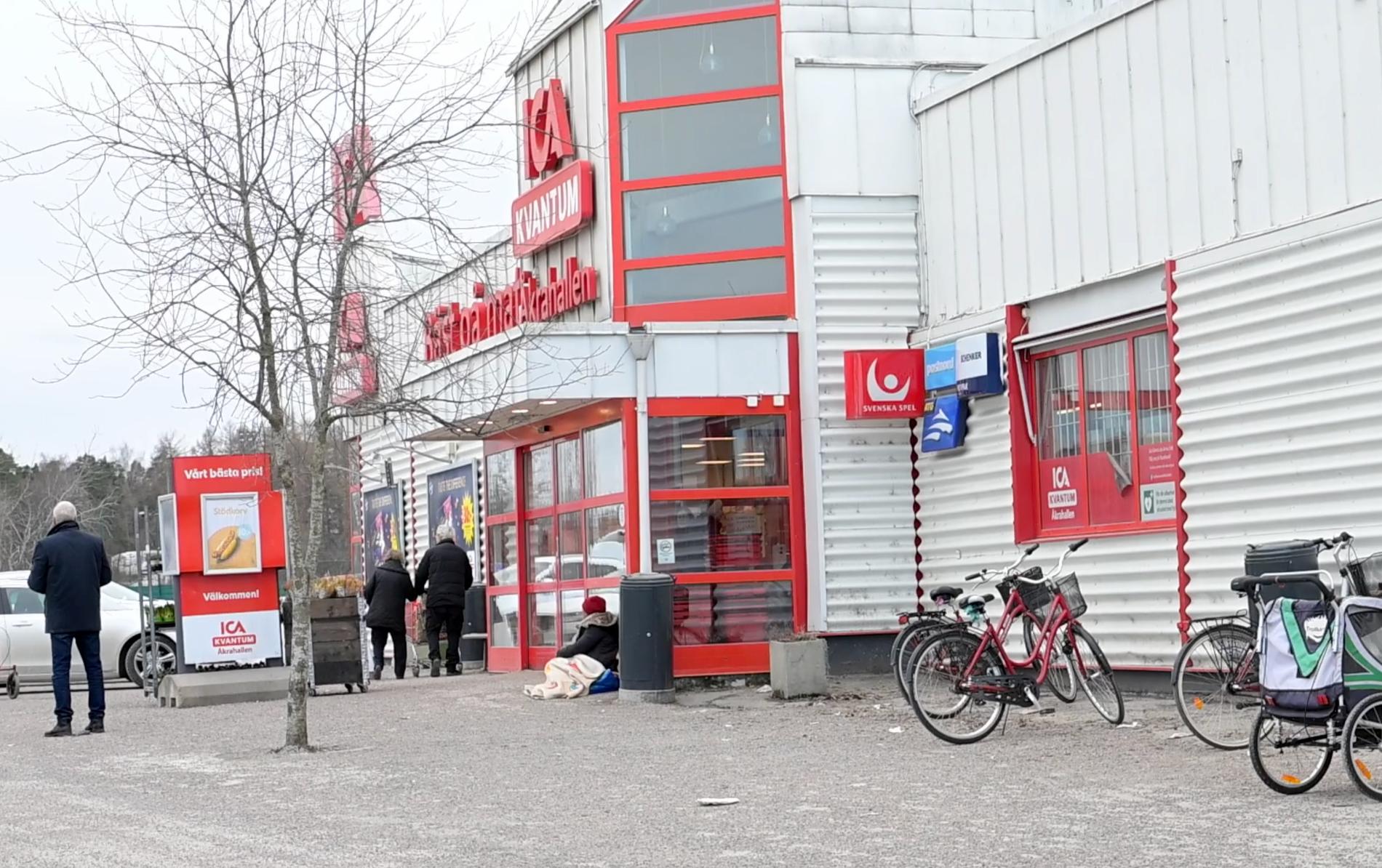 Det var fredagen den 24 februari strax efter klockan 18 på kvällen som en man gick till attack med kniv utanför Ica Kvantum Åkrahallen i Sala. 