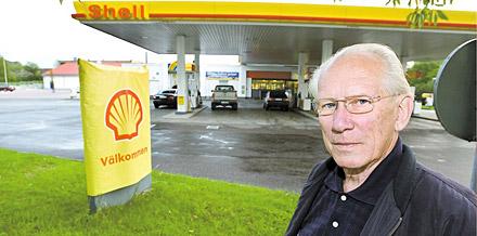 SVARET: DU ÄR FÖR GAMMAL Trots att Arne Arvidson varit Shell trogen sedan 1949 fick han kalla handen när han ville ha ett bensinkort. Men när Aftonbladet ringer upp bensinjätten ändrar den sig – och tar bort åldersgränsen.