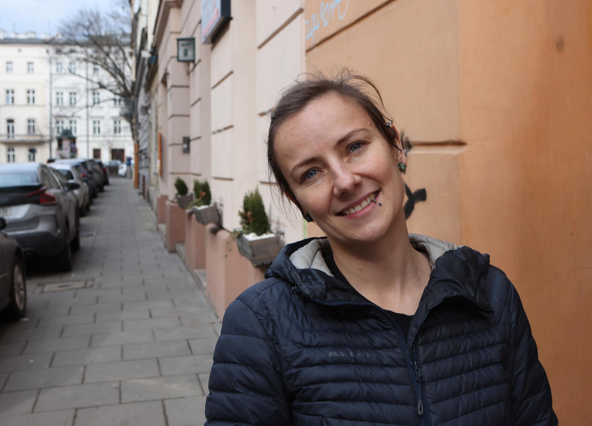 Sonia Brylka har tagit ledigt från sitt jobb i Krakow för att hjälpa till att göra kamouflagenät.