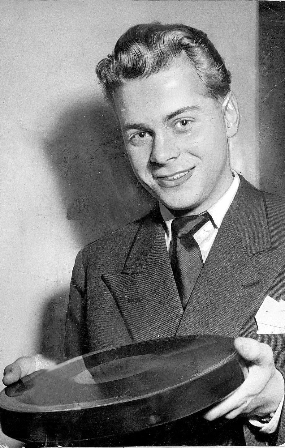 Lasse Lönndahl med sin första grammofoninspelning ”Vill du bli min tangokavaljer” 1949.