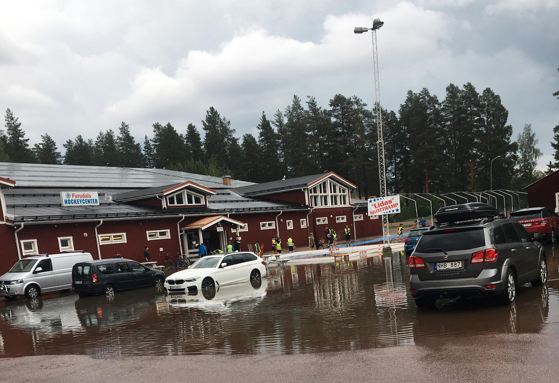 Skyfall över sommarhockeyskolan i Furudal. Helt plötsligt börjar det åska och det kom en väldans skur som gjorde att det blev stopp i vattenbrunnarna och hela parkeringen blev ett bad, säger vittne.