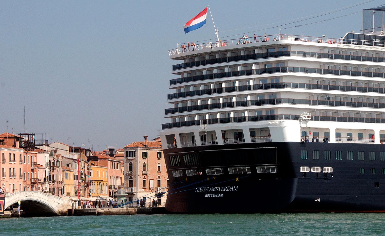TILLÅTS Holland America Lines fartyg Nieuw Amsterdam (87 000 bruttoton) klarar gränsen.
