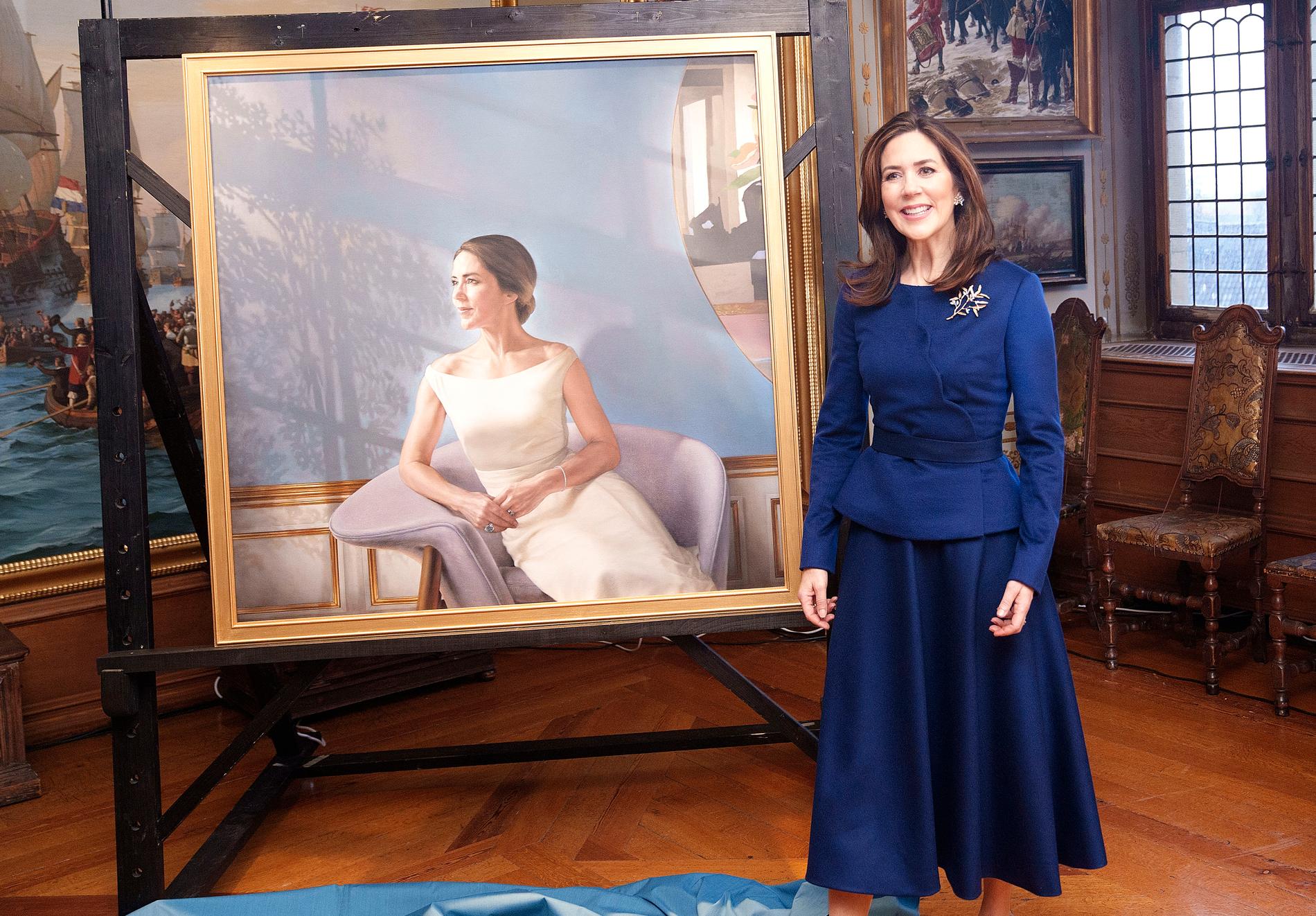 Kronprinsessan Mary visar upp en målning av sig själv i utställningen ”HRH Crown Princess Mary 1972–2022” som har premiär lagom till födelsedagen. 