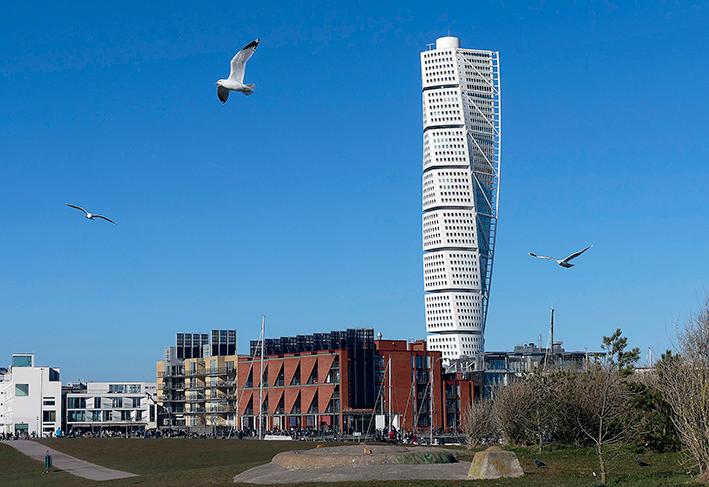 Lyxområdet Västra hamnen med Turning torso  – ett paradexempel på hur Malmö byggt för de rika de ­senaste 20 åren.