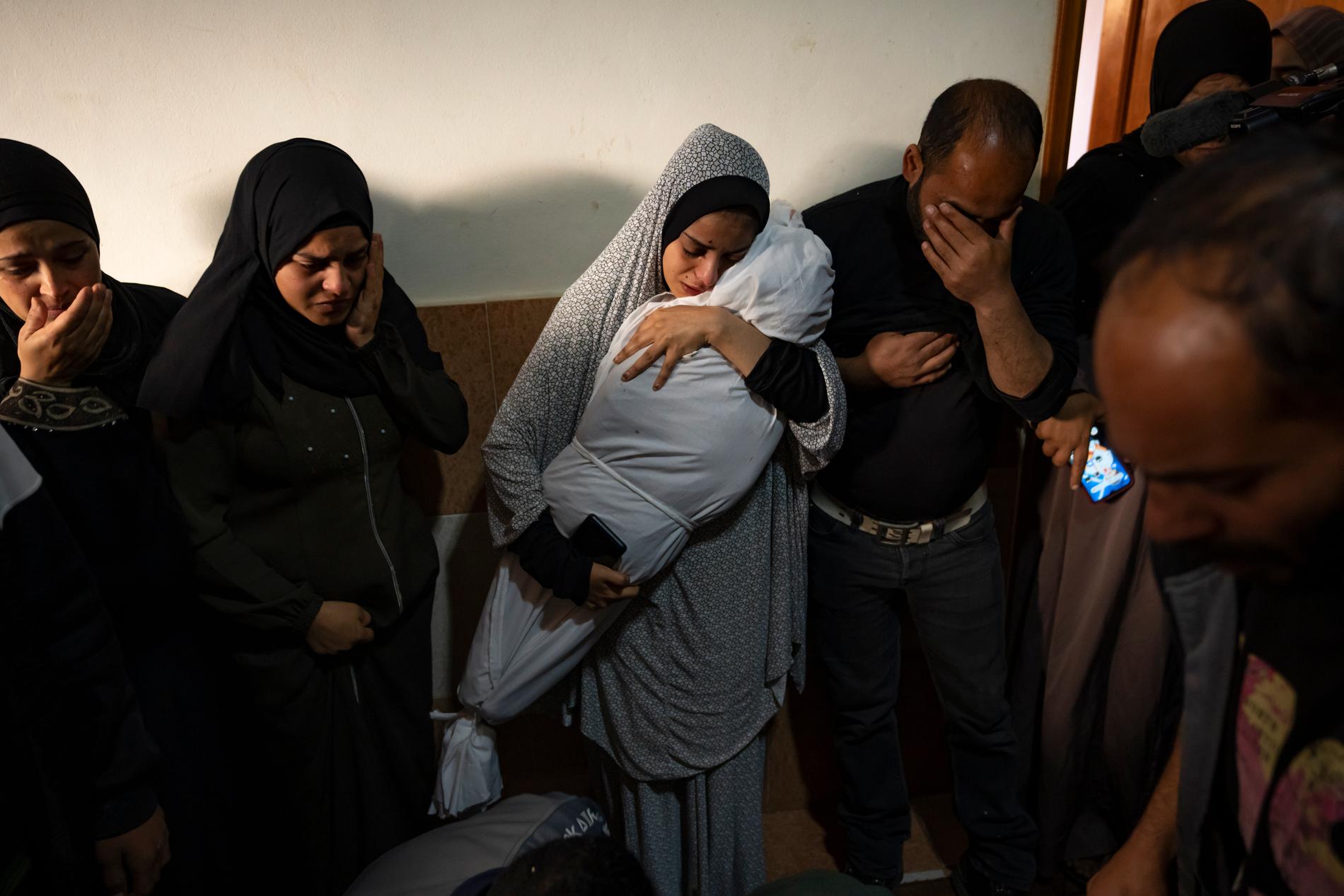 Familjen Abu Draz i Rafah sörjer anhöriga som dött i de israeliska attackerna mot Gazaremsan.