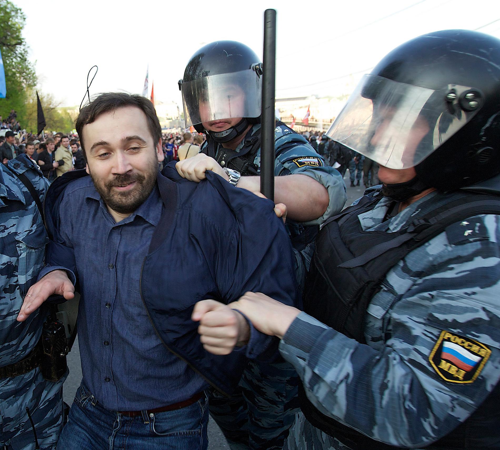 Stämplad som landsförrädare Oppositionspolitikern Ilja Ponomarjov förs bort av kravallpolis i samband med protester mot Putin vid Bolotnajatorget 2012. I dag lever Ponomarjov som politisk flykting i USA. Foto: AP