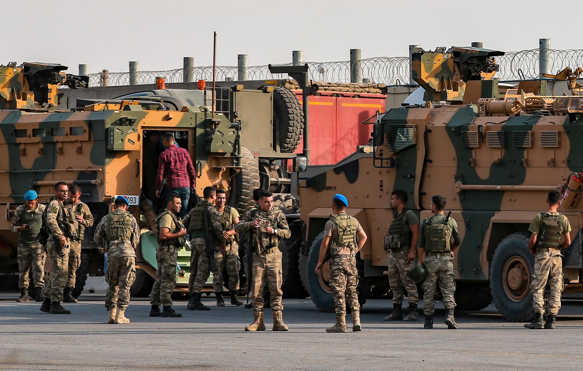 Turkiska soldater förbereder sig på att gå över gränsen mot Syrien.