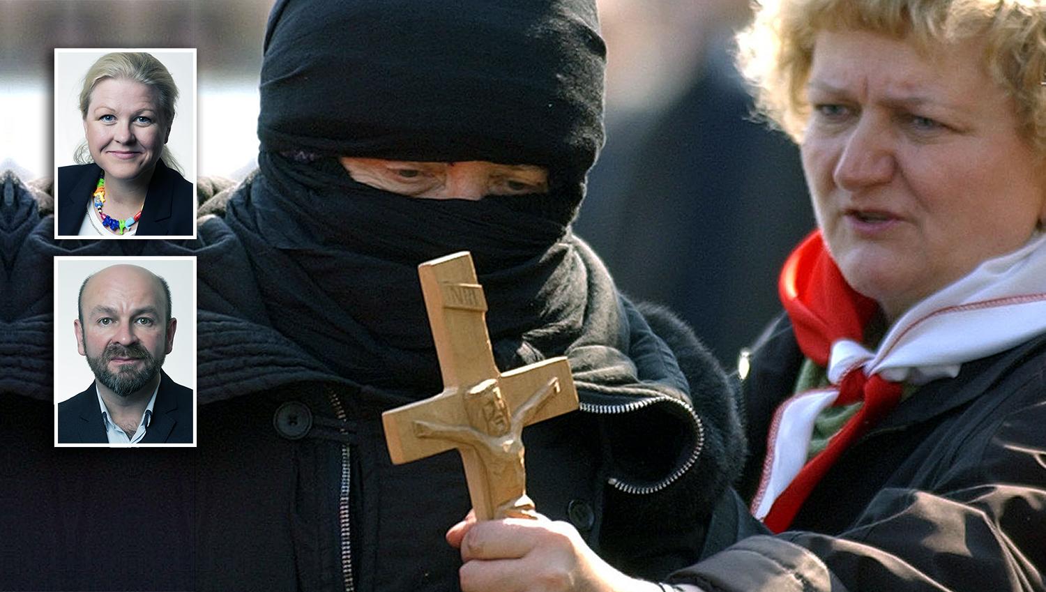 På bilden: En abortmotståndare (t h i bild) försöker ta ett krucifix från en abortförespråkare (t v i bild) under en demonstration i Polen 2007.