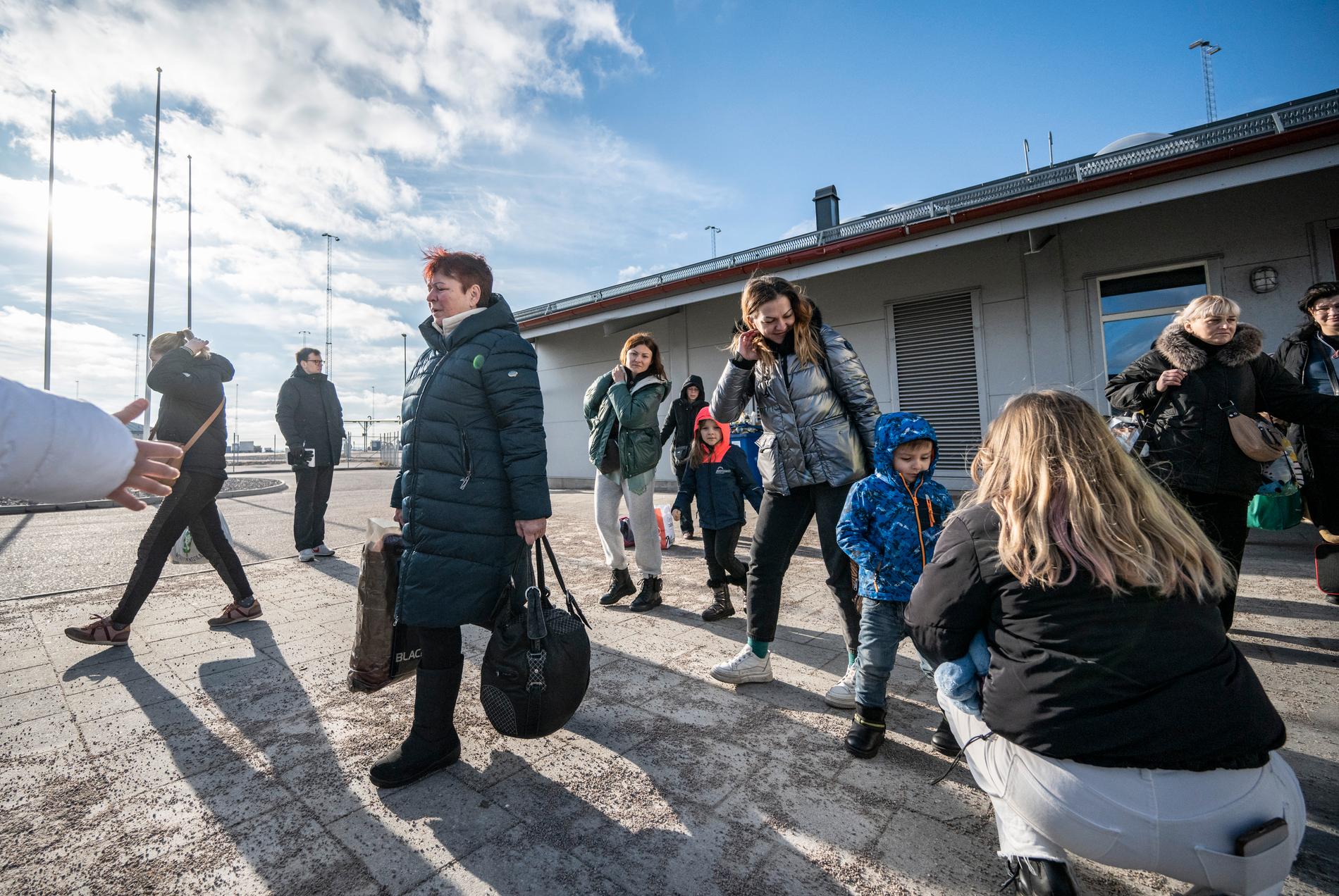 Färre ukrainska flyktingar väntas komma till Sverige än vad Migrationsverket tidigare beräknat. Här från hamnen i Karlskrona 2022. Arkivbild.