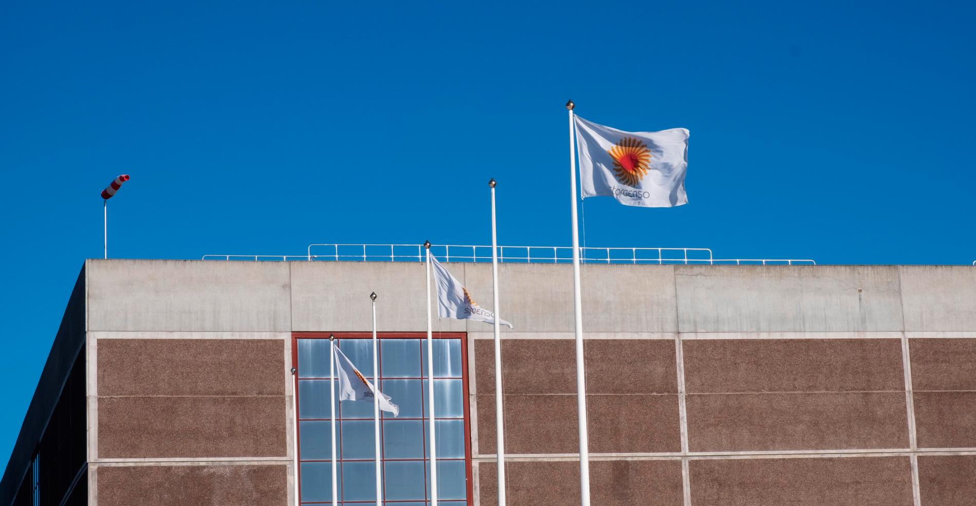 Stora Enzos flaggor vajar fortfarande över det tysta bruket i Kvarnsveden. Nu ska batteritillverkaren Northvolt ta över.