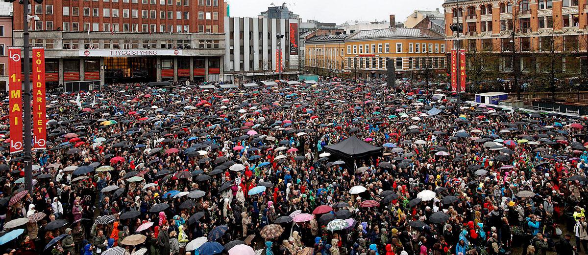 Stor uppslutning Mer än 40 000 människor trotsade regnet för att samlas utanför Arbeiderpartiets lokaler i Oslo och sjunga ”Barn av regnbuen”. Sången är en symbol för det toleranta och öppna Norge som Anders Behring Breivik är motståndare till.