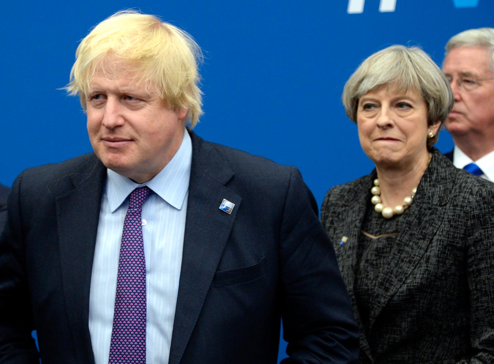 Storbritanniens tidigare utrikesminister Boris Johnson, följd av premiärminister Theresa May inför ett Nato-möte i Bryssel i maj i fjol.