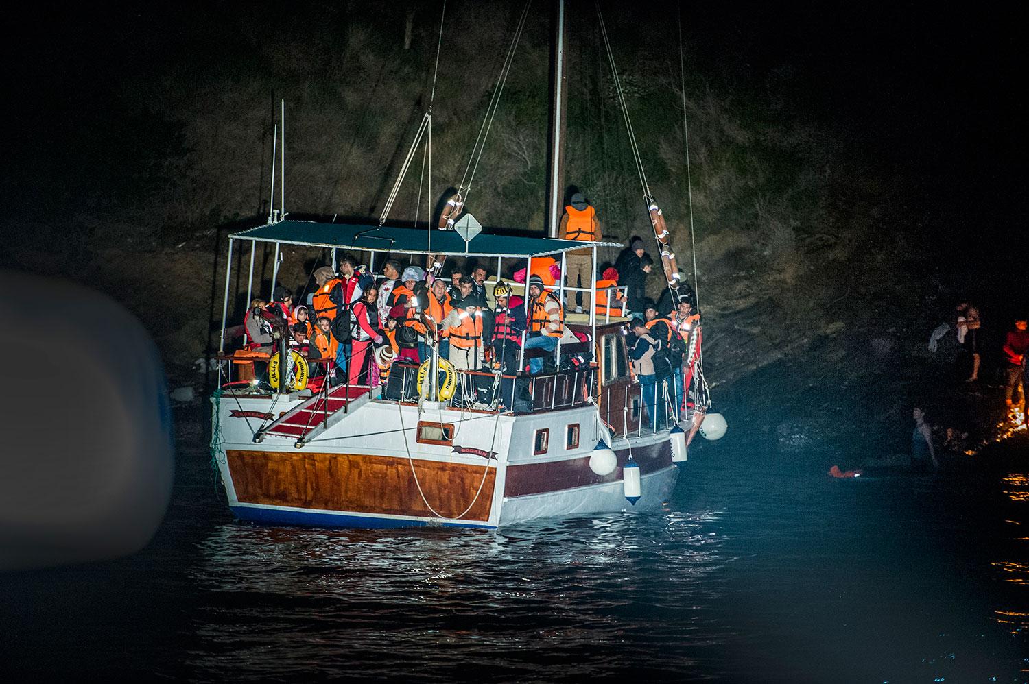 Flyktingarnas båt hade gått på grund utanför ön Samos.