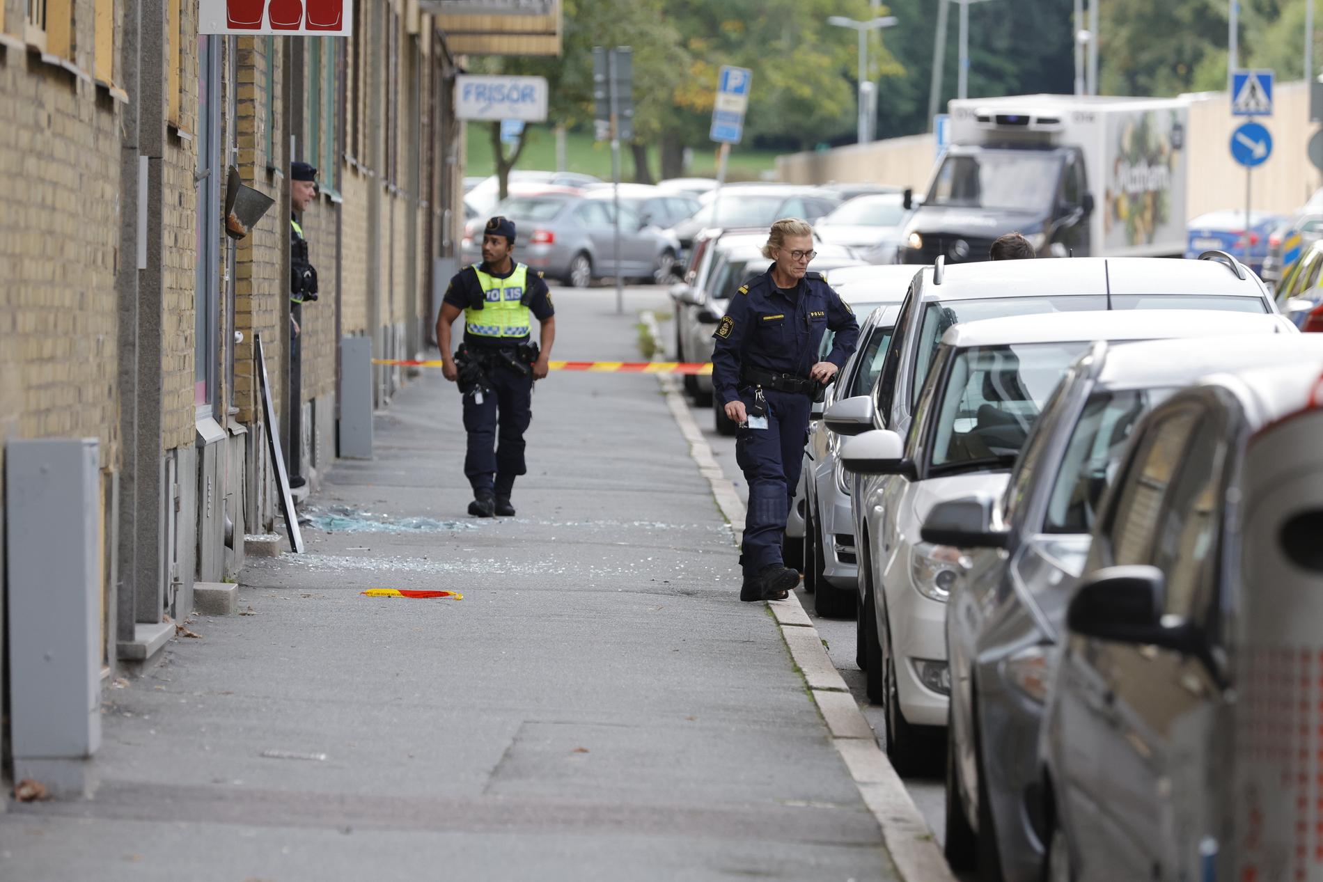 Polisens tekniker arbetar på platsen efter en explosion i Olskroken i Göteborg. 