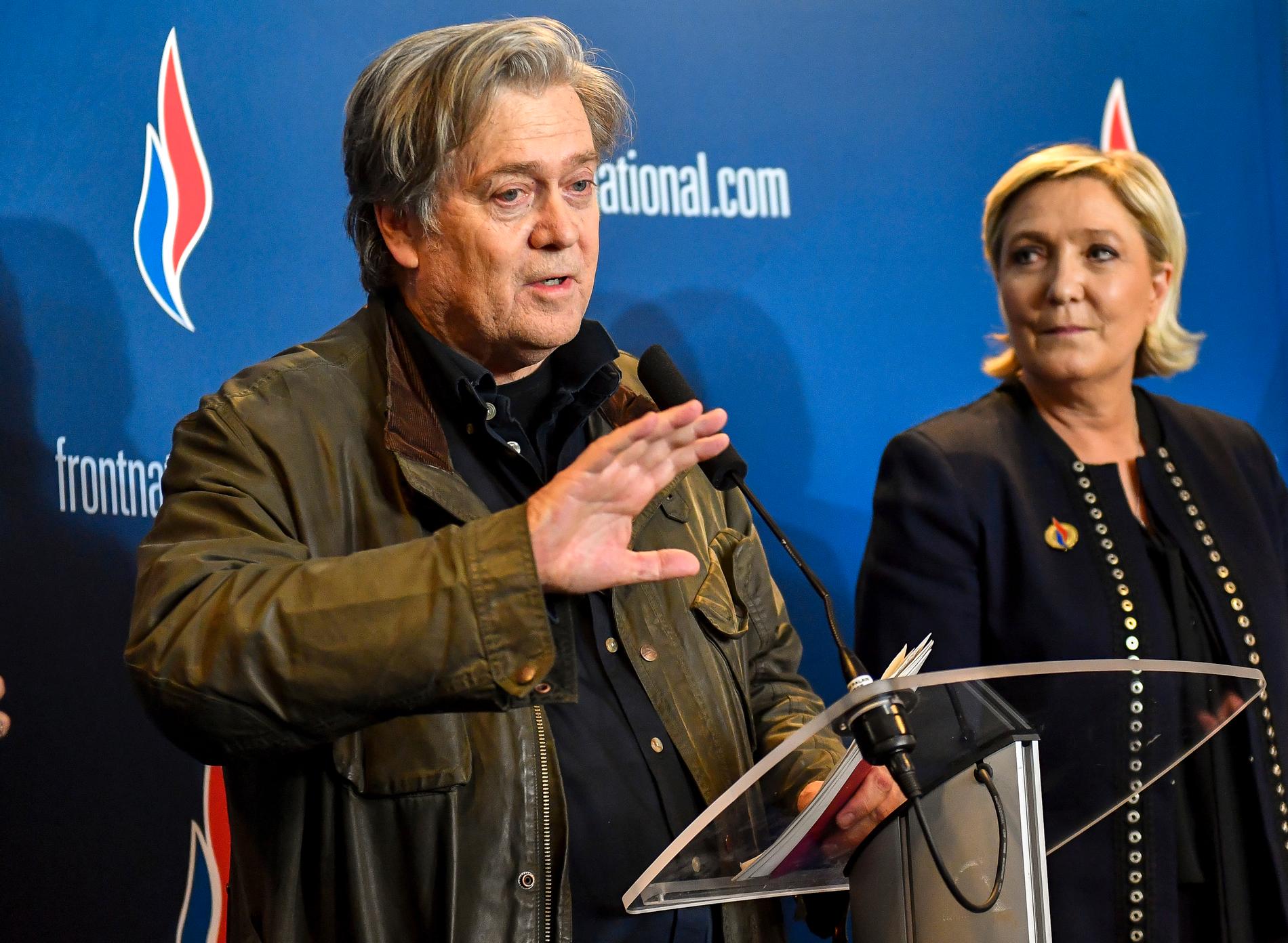 Steve Bannon och en av hans meningsfränder, Marine Le Pen, när de två framträdde tillsammans i våras.