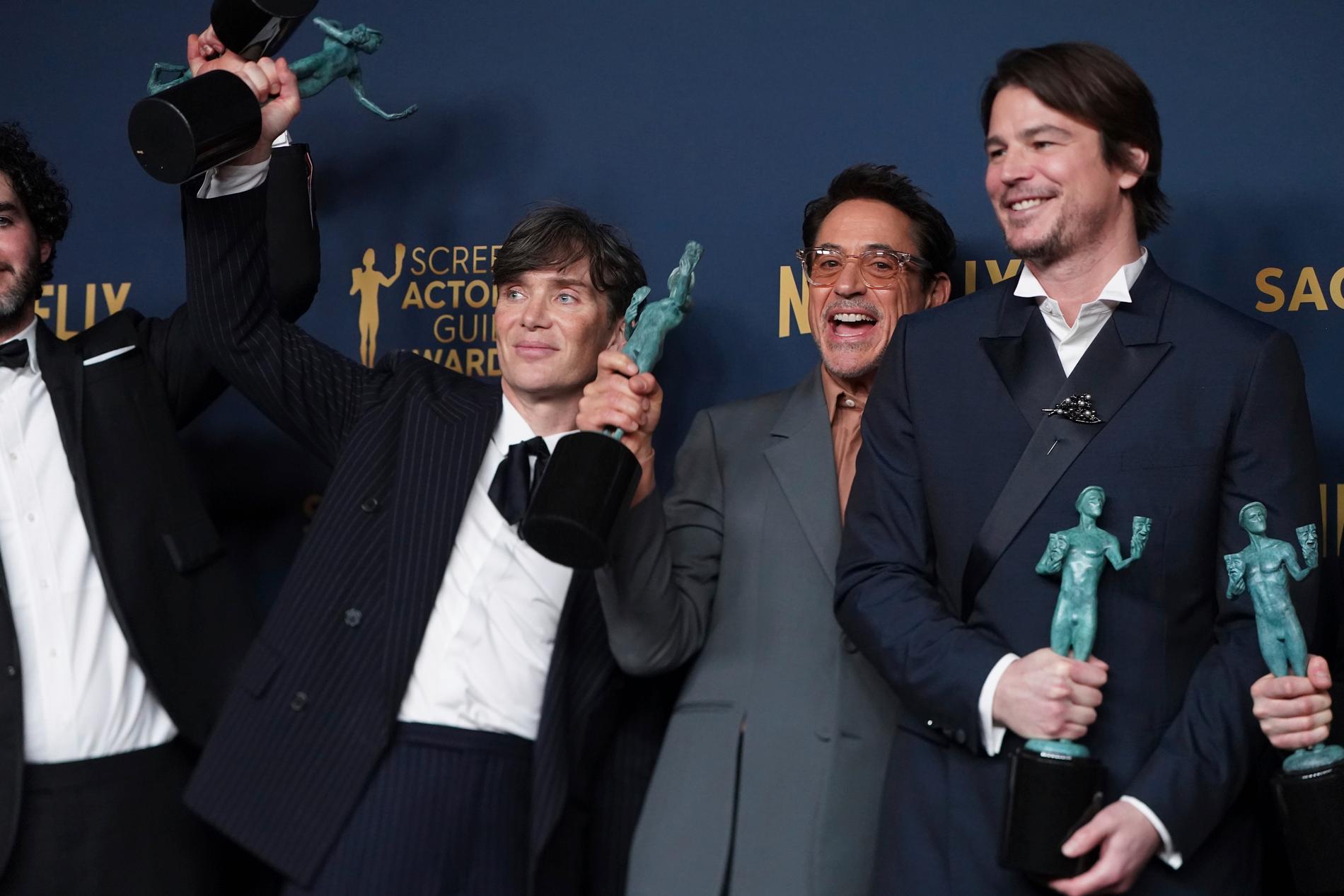 Cillian Murphy, Robert Downey Jr och Josh Hartnett från filmen "Oppenheimer" var glada efter att de vunnit pris för bästa filmensemble vid tv- och filmgalan Screen Actors Guild (SAG) awards.