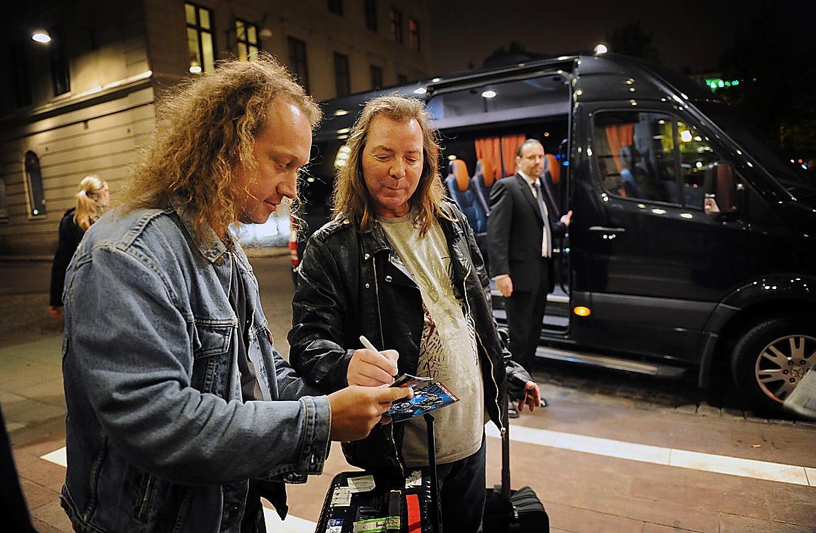Gitarristen Dave Murray sätter dit en signatur. ”Det är skönt att vara tillbaka i Sverige”, säger han.