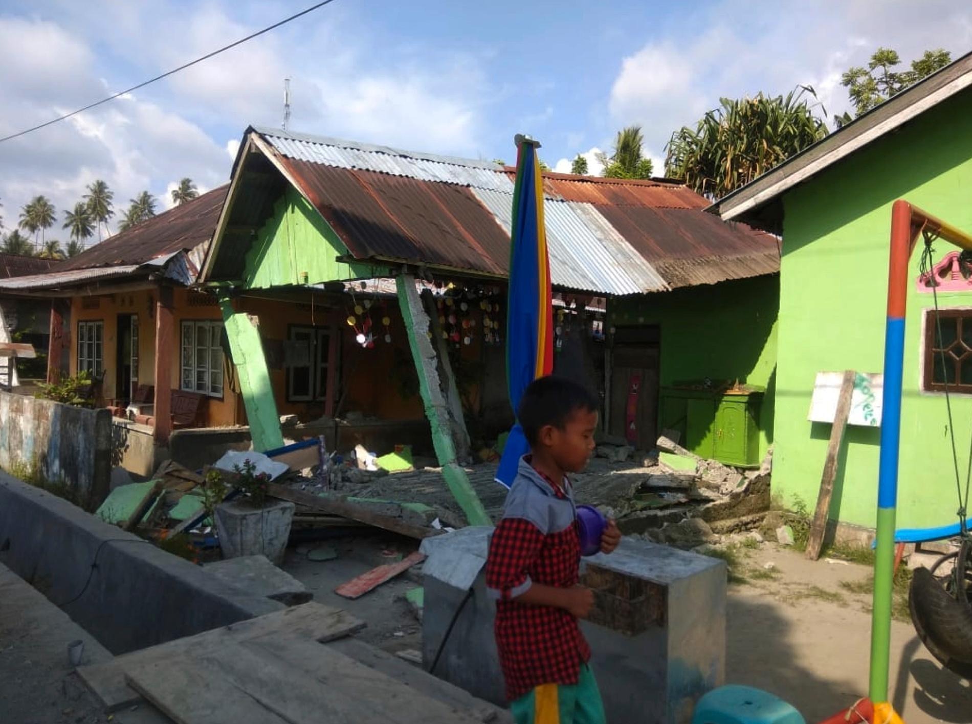 Ett hus som rasat samman i indonesiska Donggala på ön Sulawesi, efter ett skalv som hade en magnitud på 6.1.