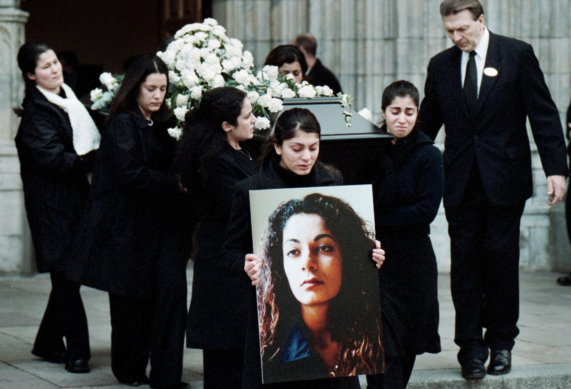 Enbart kvinnor bar ut Fadime Şahindals kista från kyrkan den 4 februari 2002.