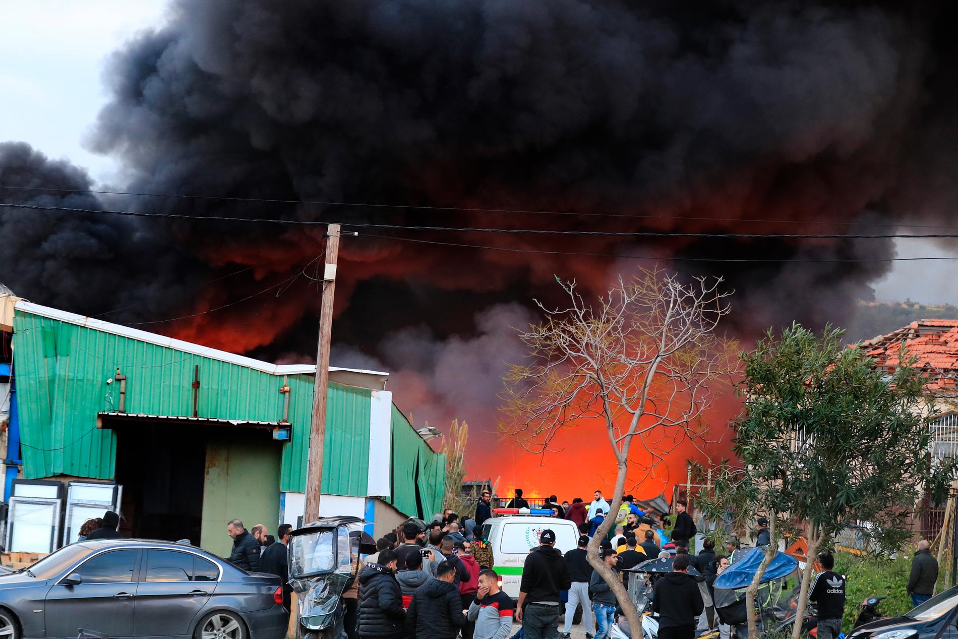 Svart rök stiger efter israeliska anfall i ett industriområde i libanesiska kuststaden Ghazieh under måndagen.