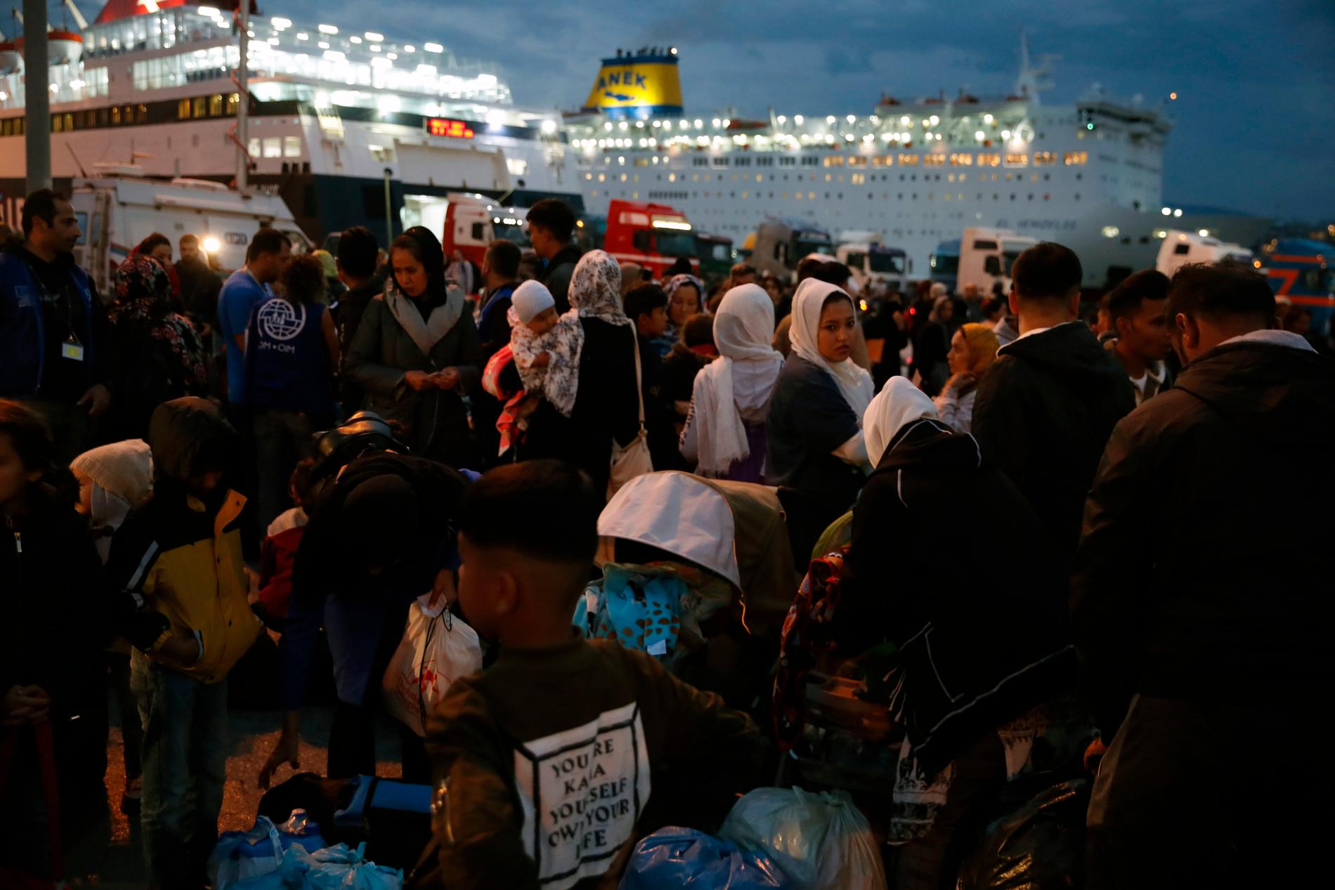 Migranter och flyktingar anländer från grekiska ön Lesbos till hamnen i Pireus utanför Aten i måndags.