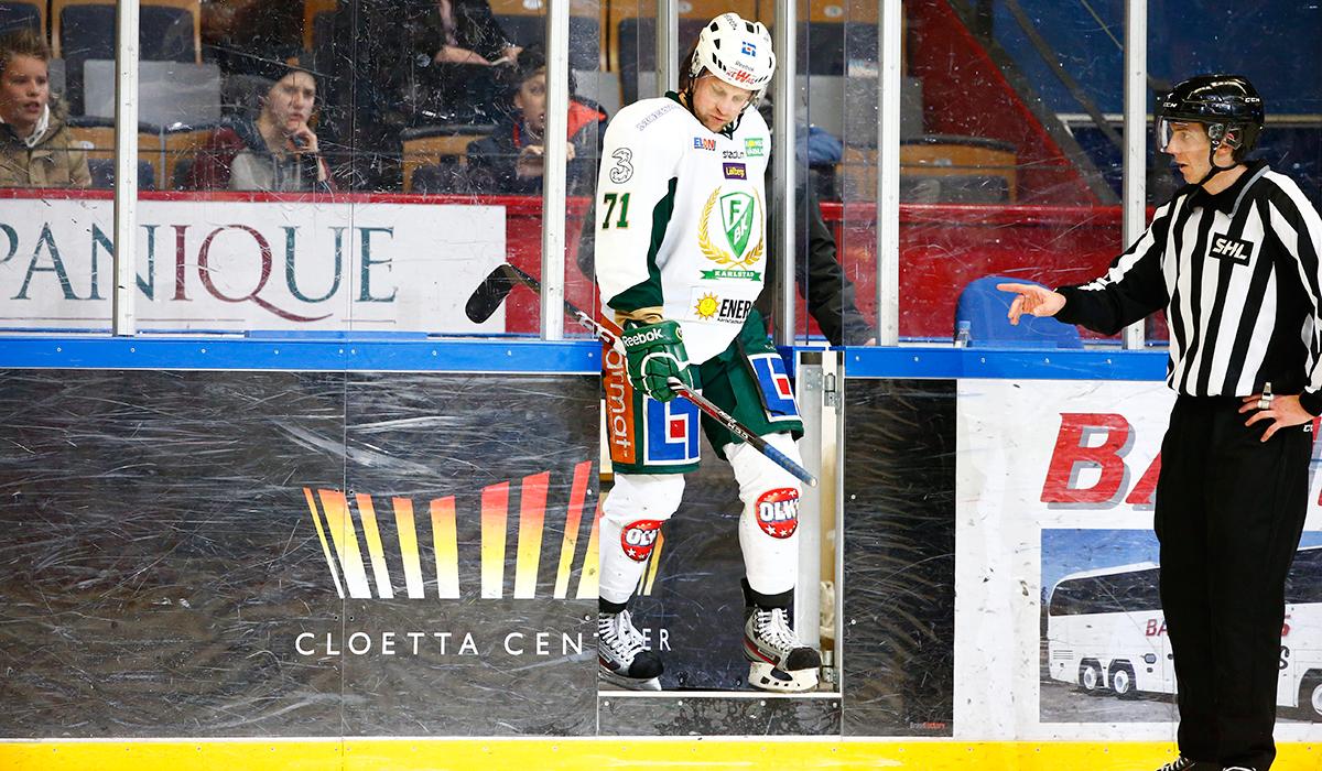 Christian Berglund fick matchstraff i Färjestads seger mot Linköping efter en huvudtackling på LHC:s Sebastian Karlsson. Foto: Stefan Jerrevång/TT.