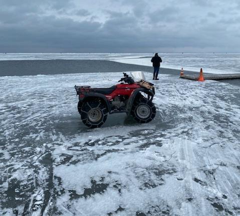 Cirka 200 isfiskare i Minnesota drev ut mot öppet vatten på ett isflak