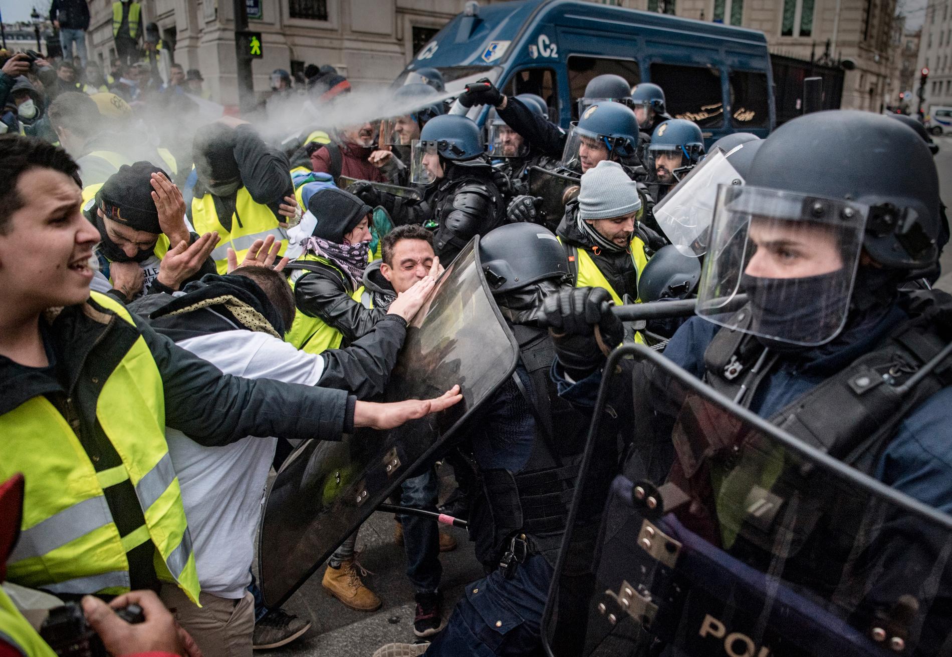 I tusental gav sig demonstranter från Gula västarna ut på gatorna i Paris och flera andra franska städer i början av december. Vad som började som en proteströrelse mot höjda bränsleskatter växte under hösten och vintern till en enorm våg av missnöje mot president Emmanuel Macron och hans politik. 