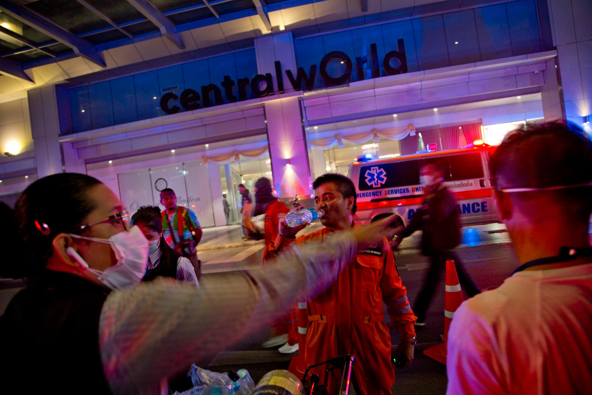 Räddningsarbetare utanför Central World Mall i Bangkok.