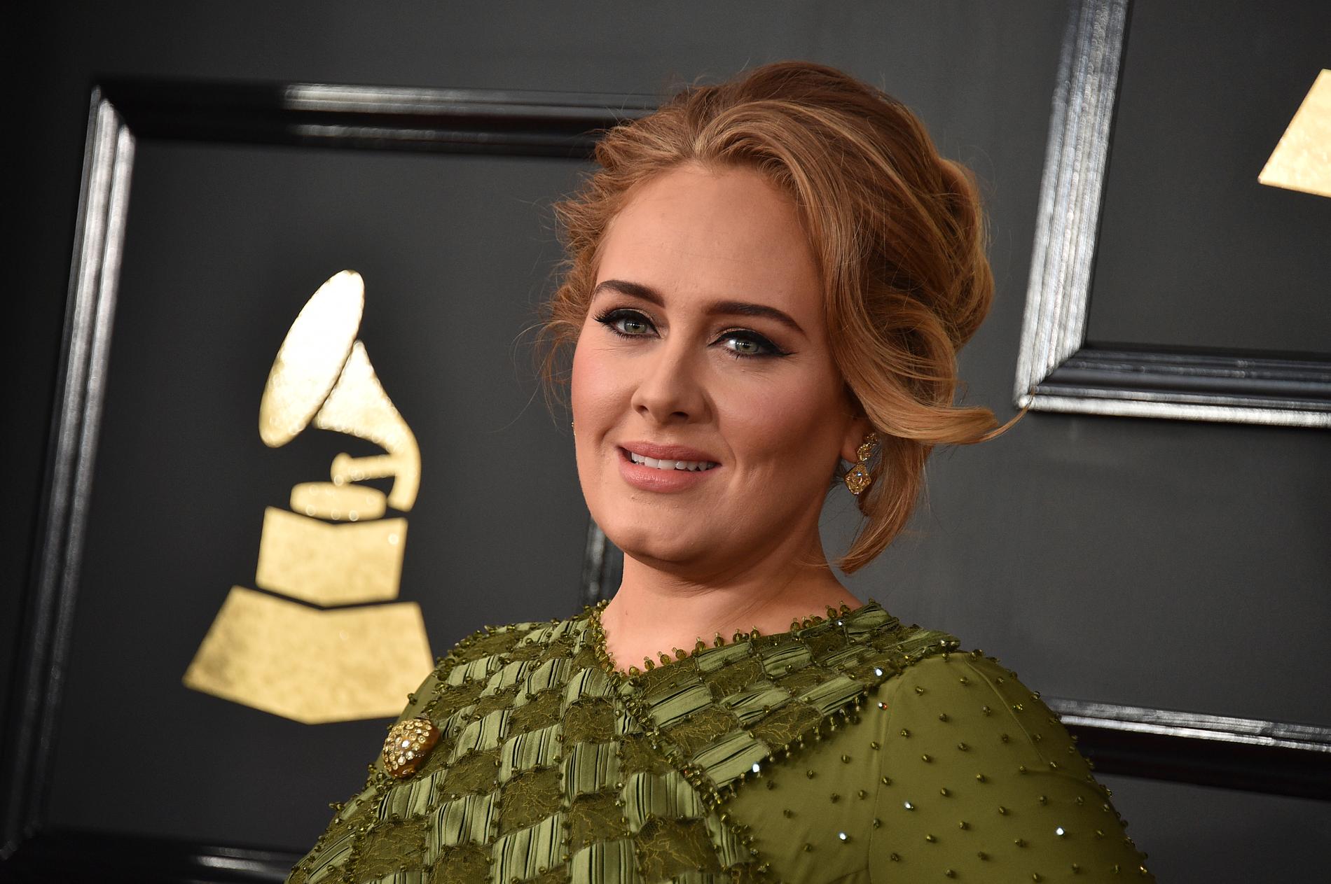 Adele släpper nytt. Här syns hon på Grammygalan 2017. Arkivbild.