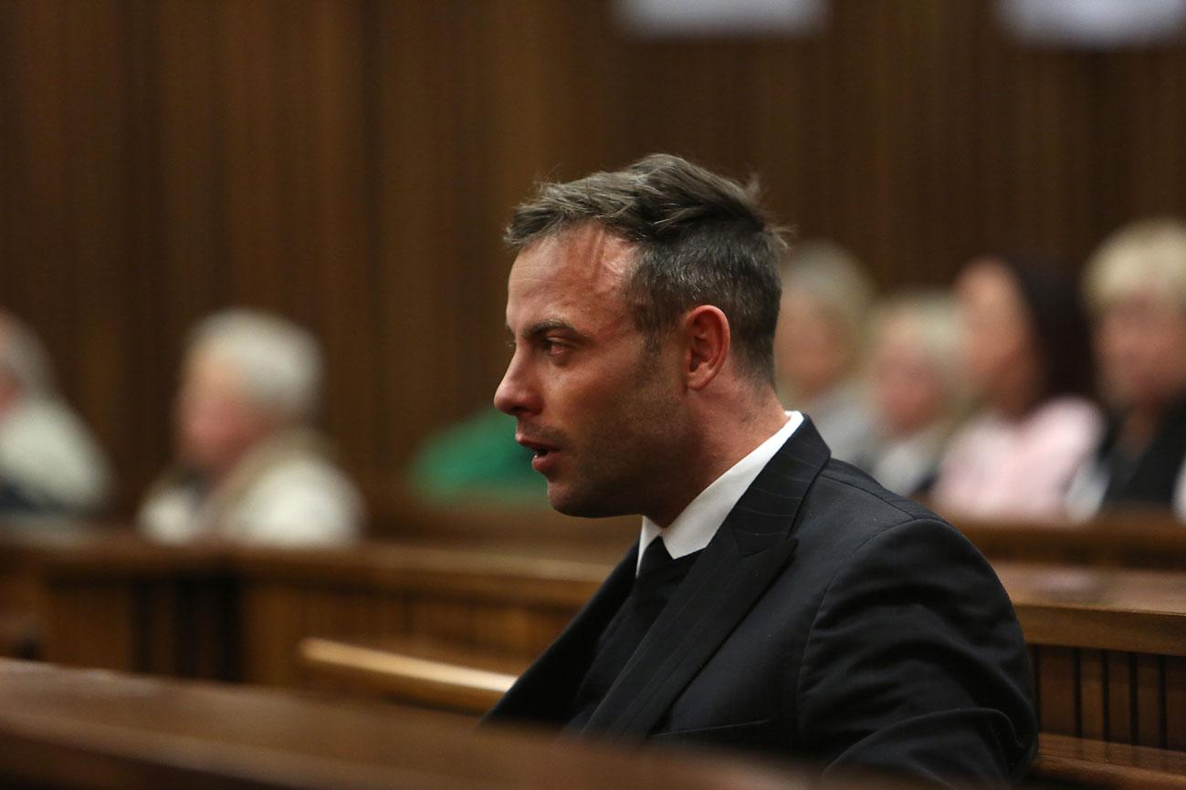 Morddömde friidrottsstjärnan Oscar Pistorius fördes akut till sjukhus med skärsår på handlederna.