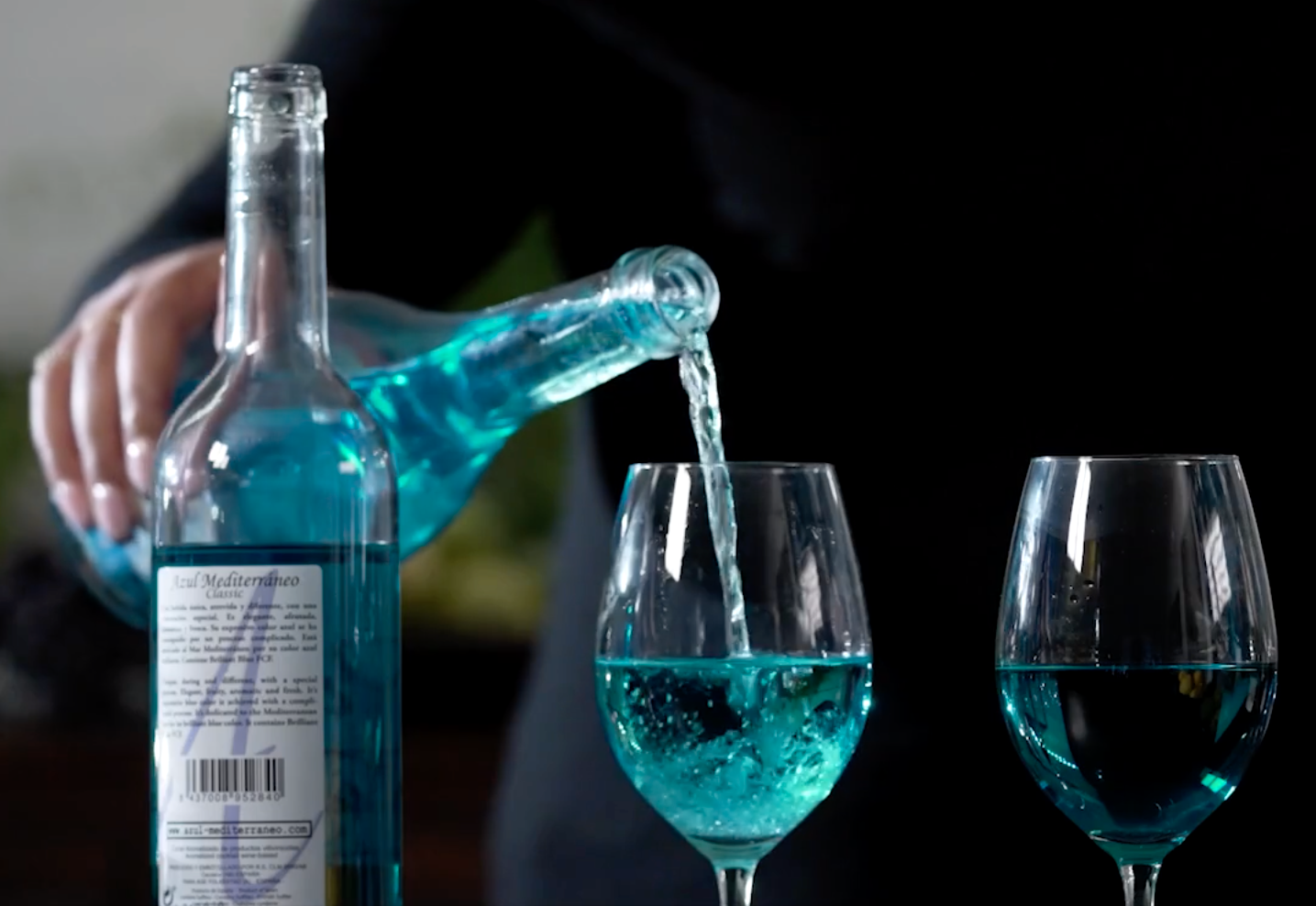 Blått vin är torrt, vitt vin som har färgats blått med färgämnet antoncyanin.