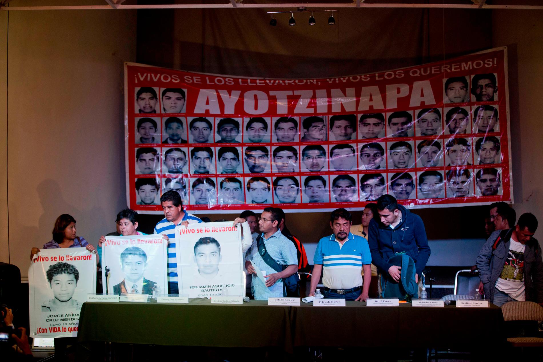 Anhöriga till de försvunna studenterna vid en presskonferens 2015. Arkivbild.