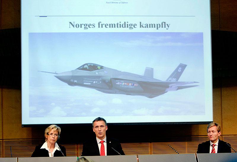 Jens Stoltenberg och Anne-Grete Strøm-Erichssen meddelar beslutet att amerikanska Lockheed Martin vunnit upphandlingen.