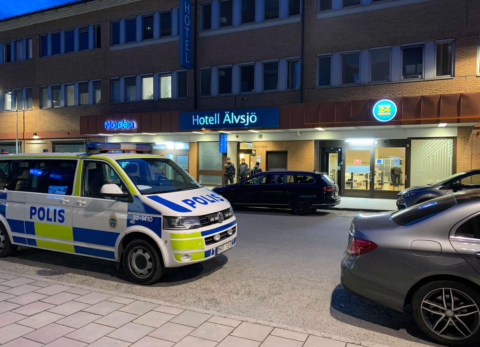Polisinsats vid hotell i Älvsjö, Stockholm, på onsdagskvällen. 