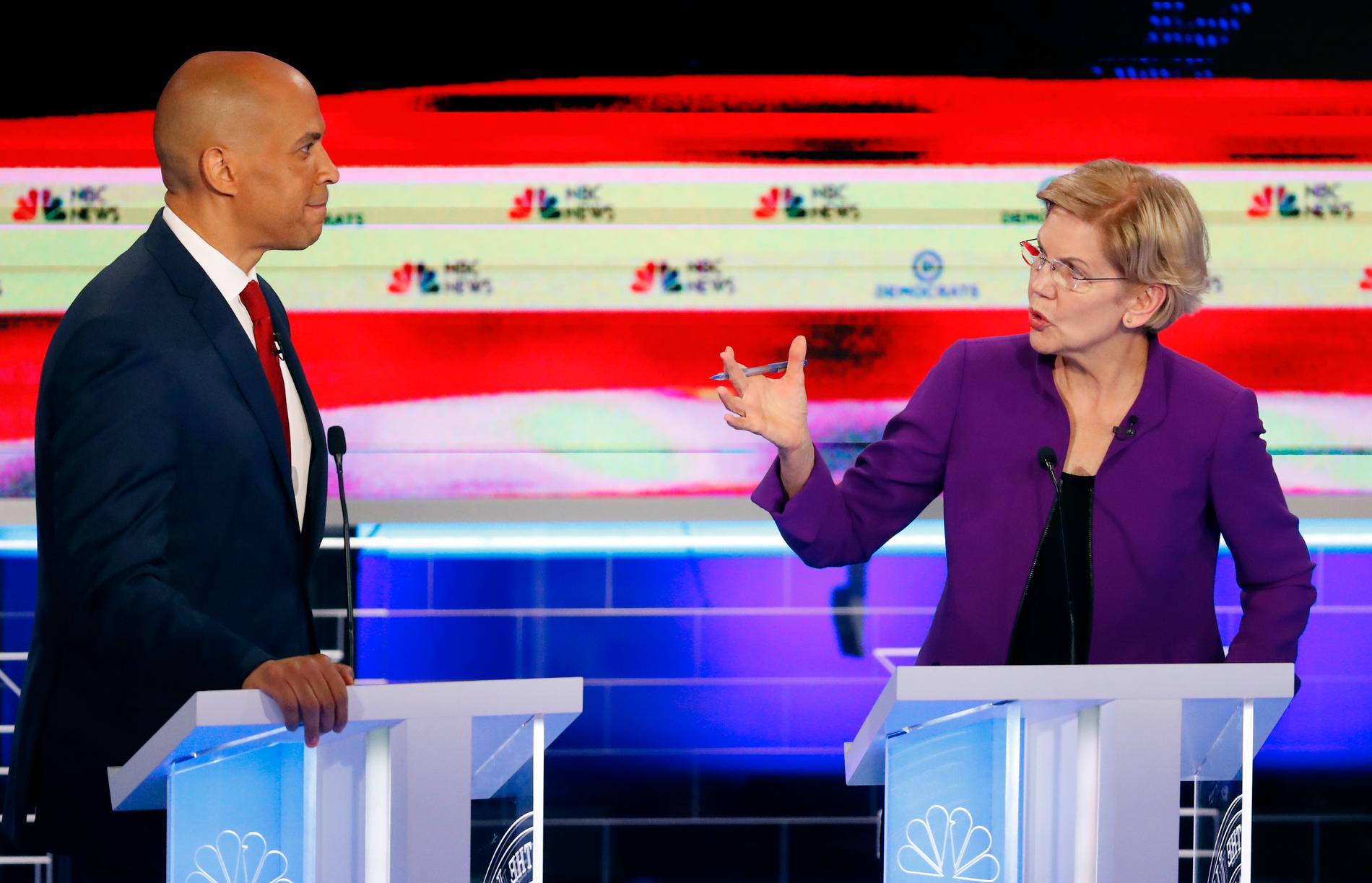 Demokraternas Elizabeth Warren under en debatt med partikollegan Cory Booker i juni 2019.